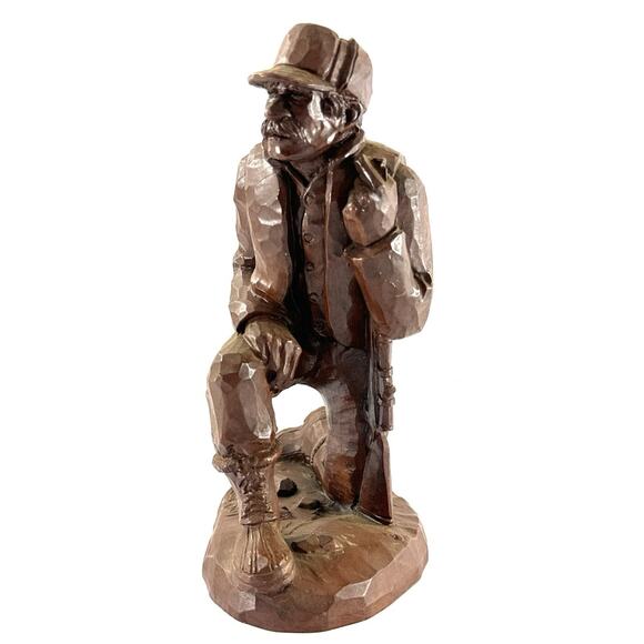 Red Mill Manufacturing Other - Red Mill Mfg. Hunter with Rifle Sculpture Signed R. Wetherbee (1991) Made In USA